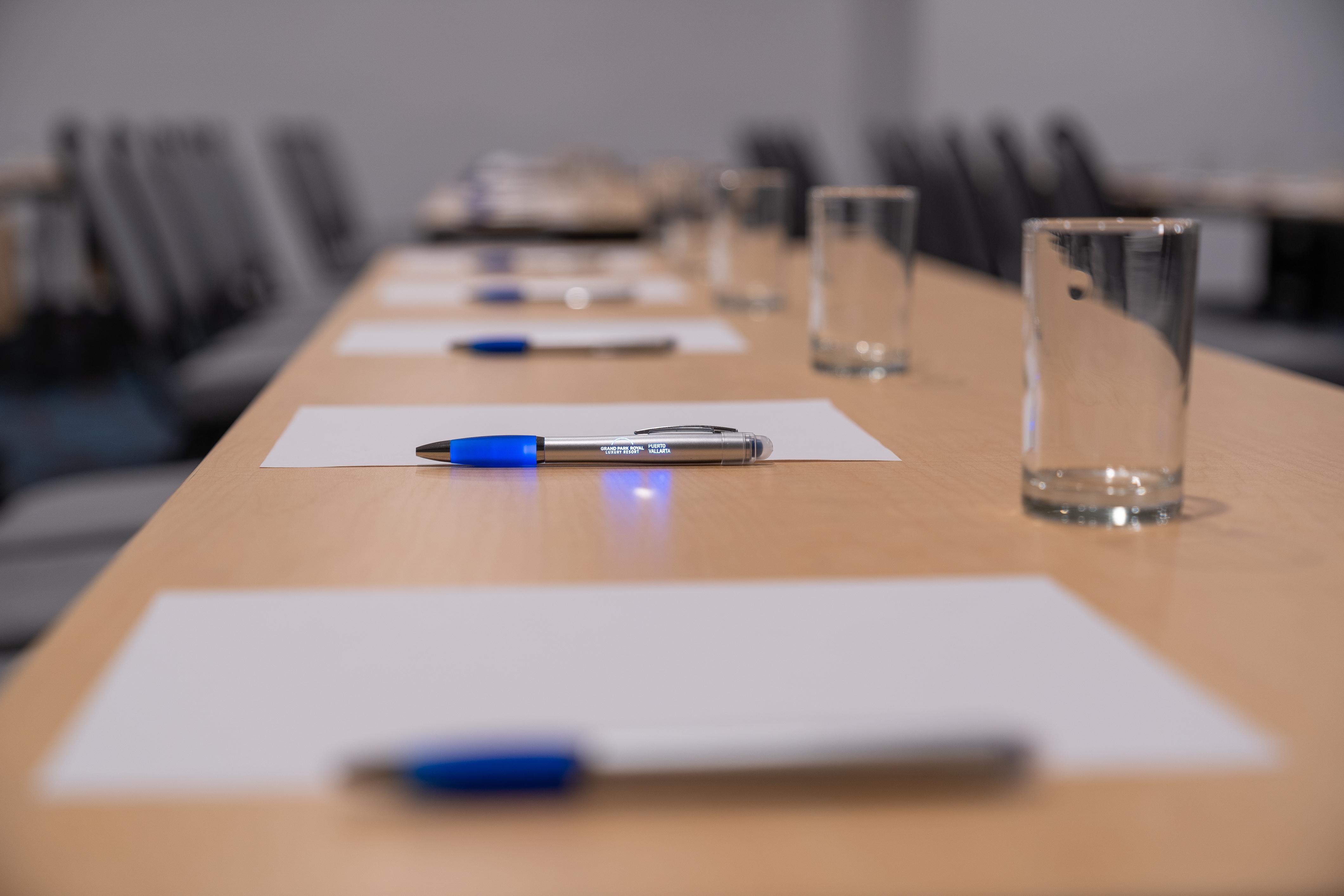 ホテル グランド パーク ロイヤル プエルト ヴァジャルタ プエルトバラータ エクステリア 写真 A pen and a glass of water on a table