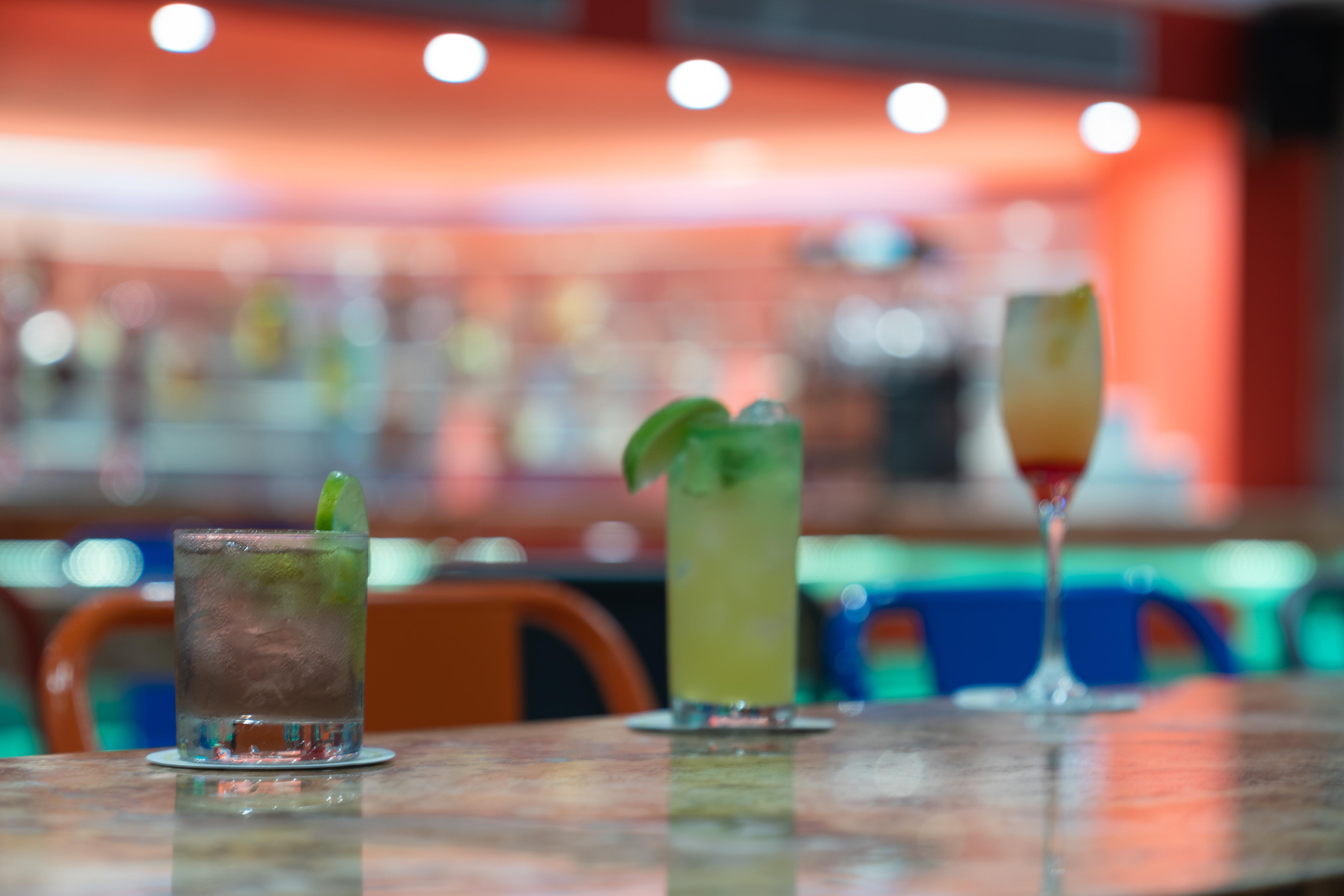 ホテル グランド パーク ロイヤル プエルト ヴァジャルタ プエルトバラータ エクステリア 写真 Cocktails at a bar