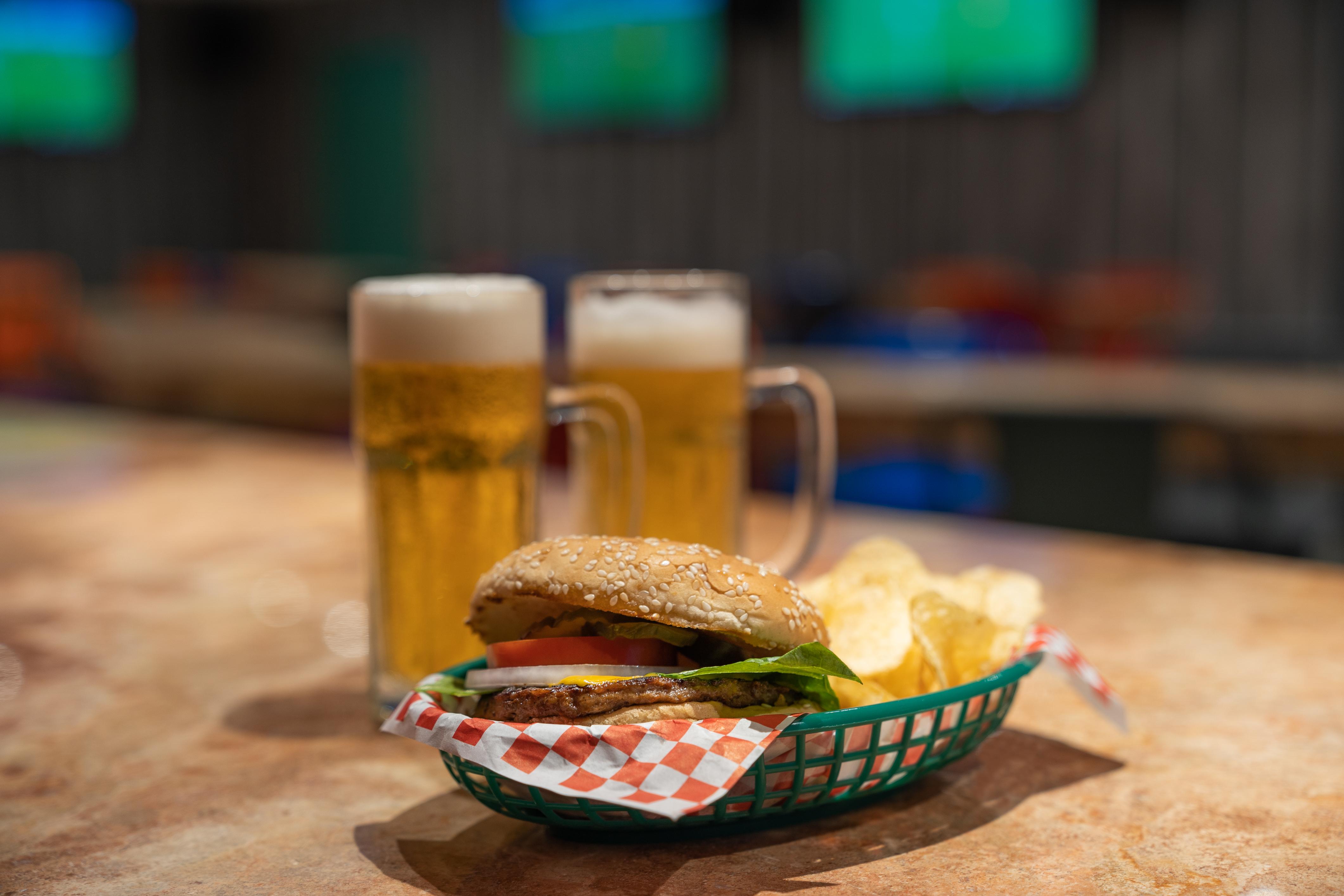 ホテル グランド パーク ロイヤル プエルト ヴァジャルタ プエルトバラータ エクステリア 写真 A cheeseburger and beer at a restaurant