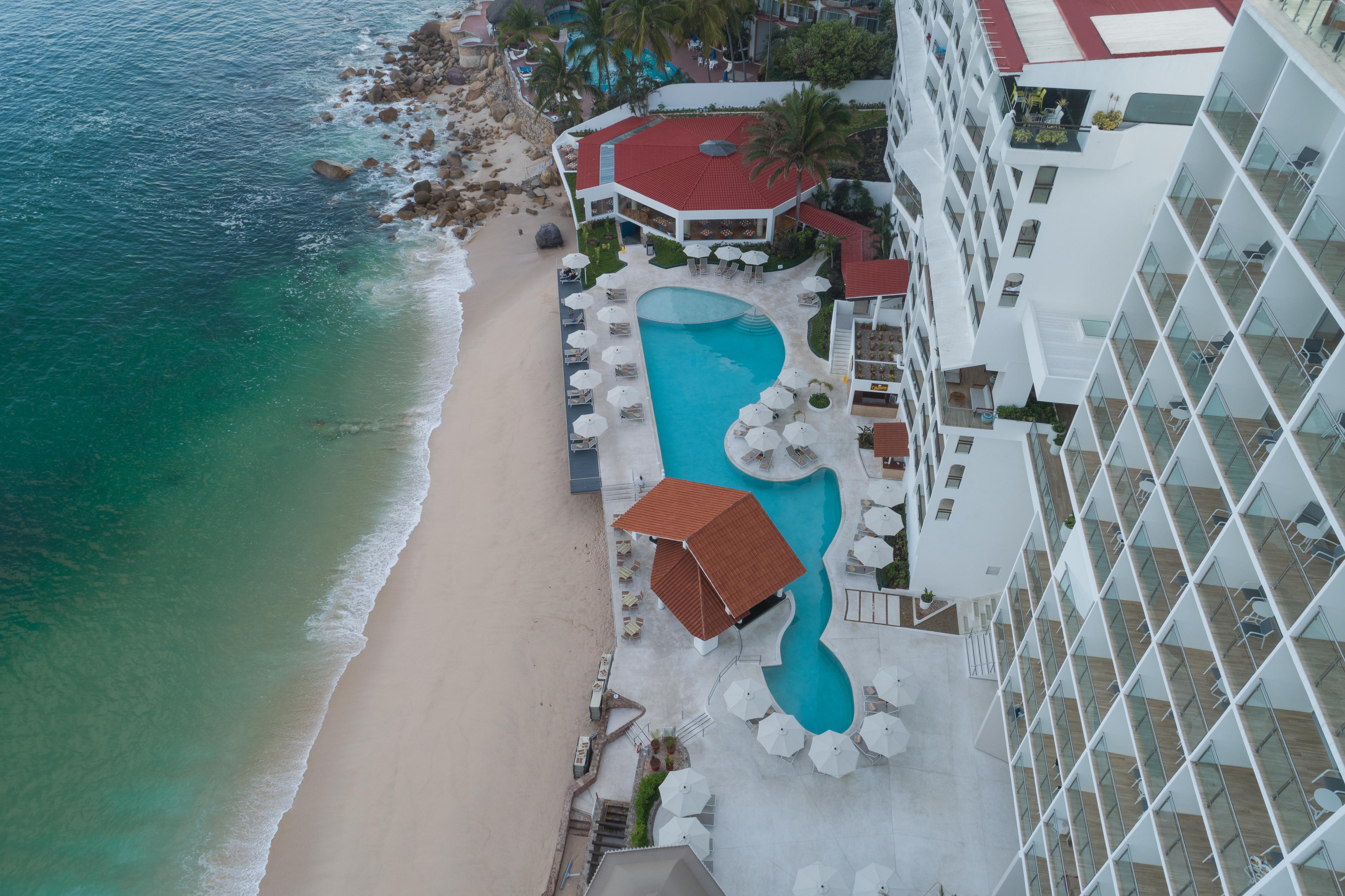 ホテル グランド パーク ロイヤル プエルト ヴァジャルタ プエルトバラータ エクステリア 写真 Aerial view of the pool at the Grand Hotel