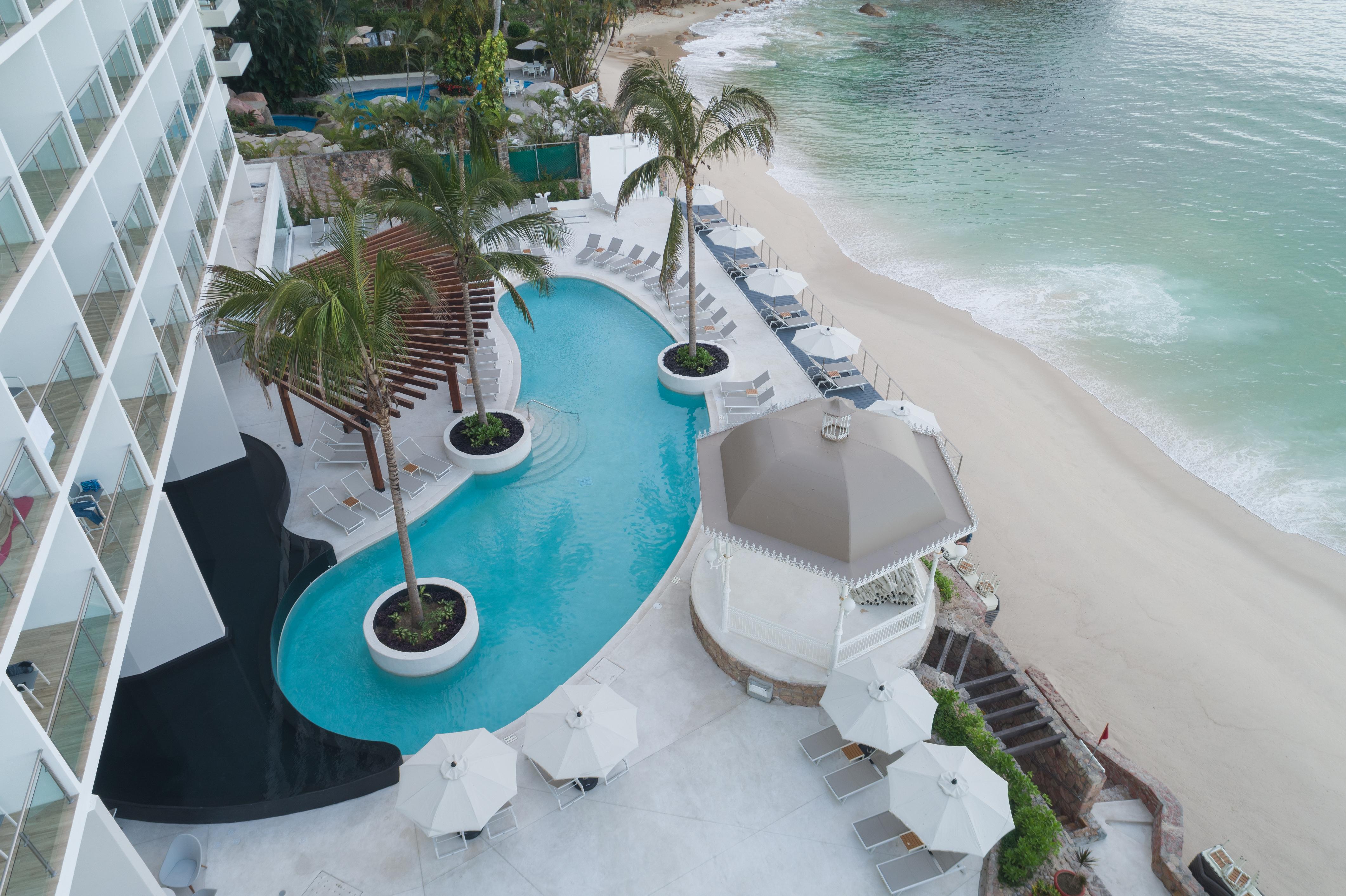 ホテル グランド パーク ロイヤル プエルト ヴァジャルタ プエルトバラータ エクステリア 写真 Aerial view of the beach at the Grand Palladium White Sand Resort & Spa