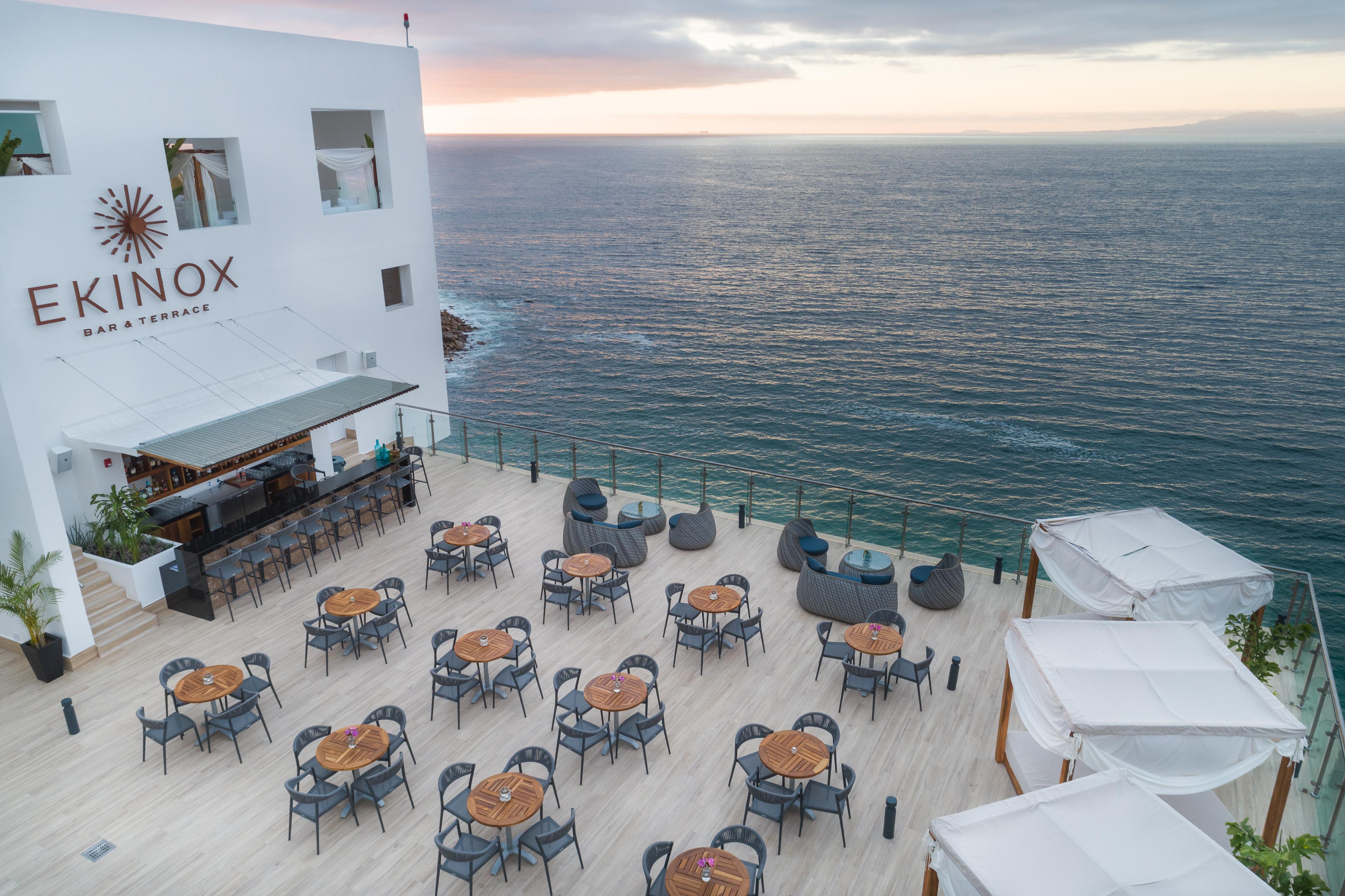 ホテル グランド パーク ロイヤル プエルト ヴァジャルタ プエルトバラータ エクステリア 写真 The rooftop bar at Kinox
